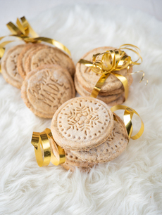Biscuits décorés noués d’un ruban doré