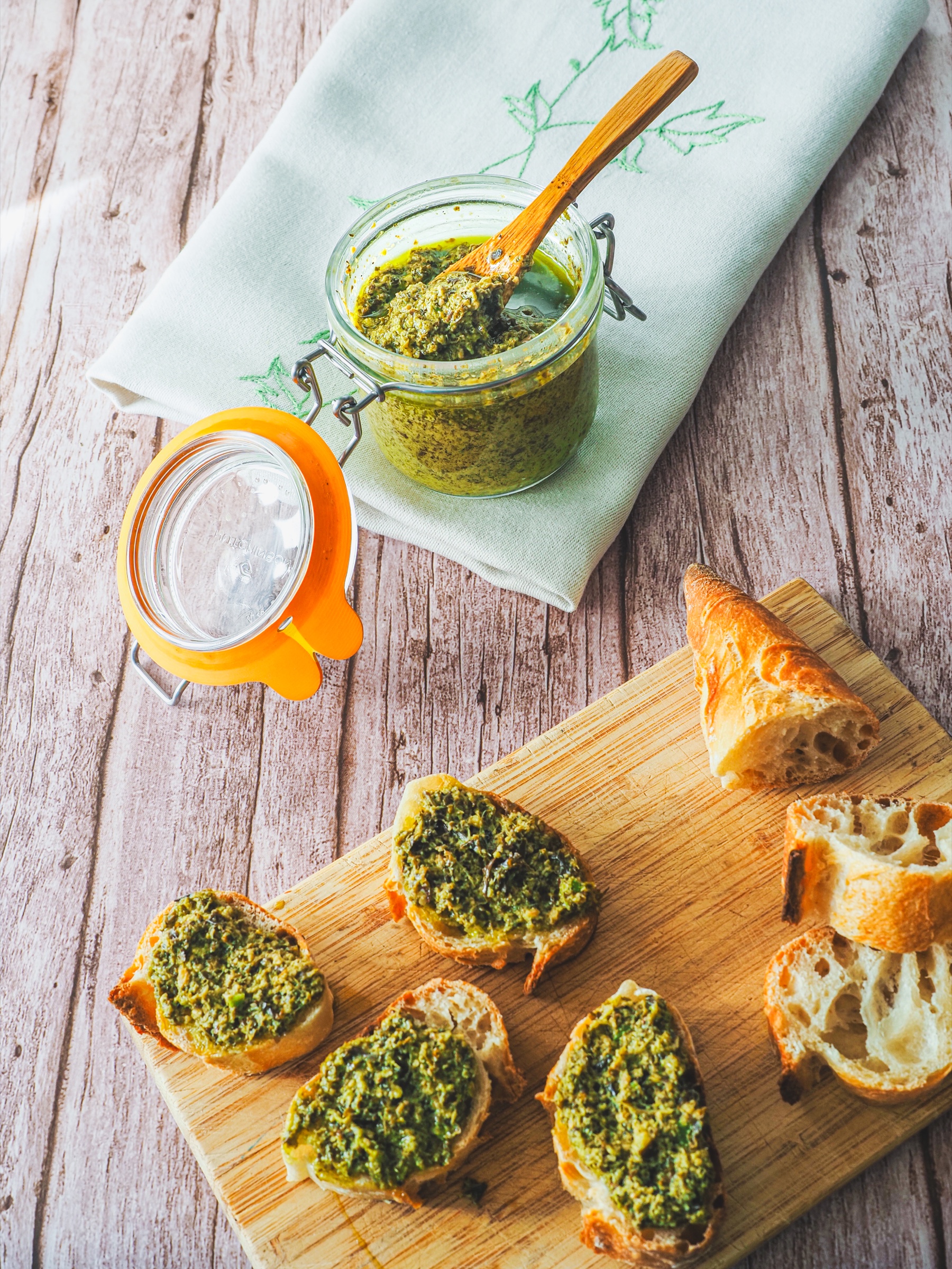 Tartines de pesto et bocal ouvert photographiés en vue du dessus