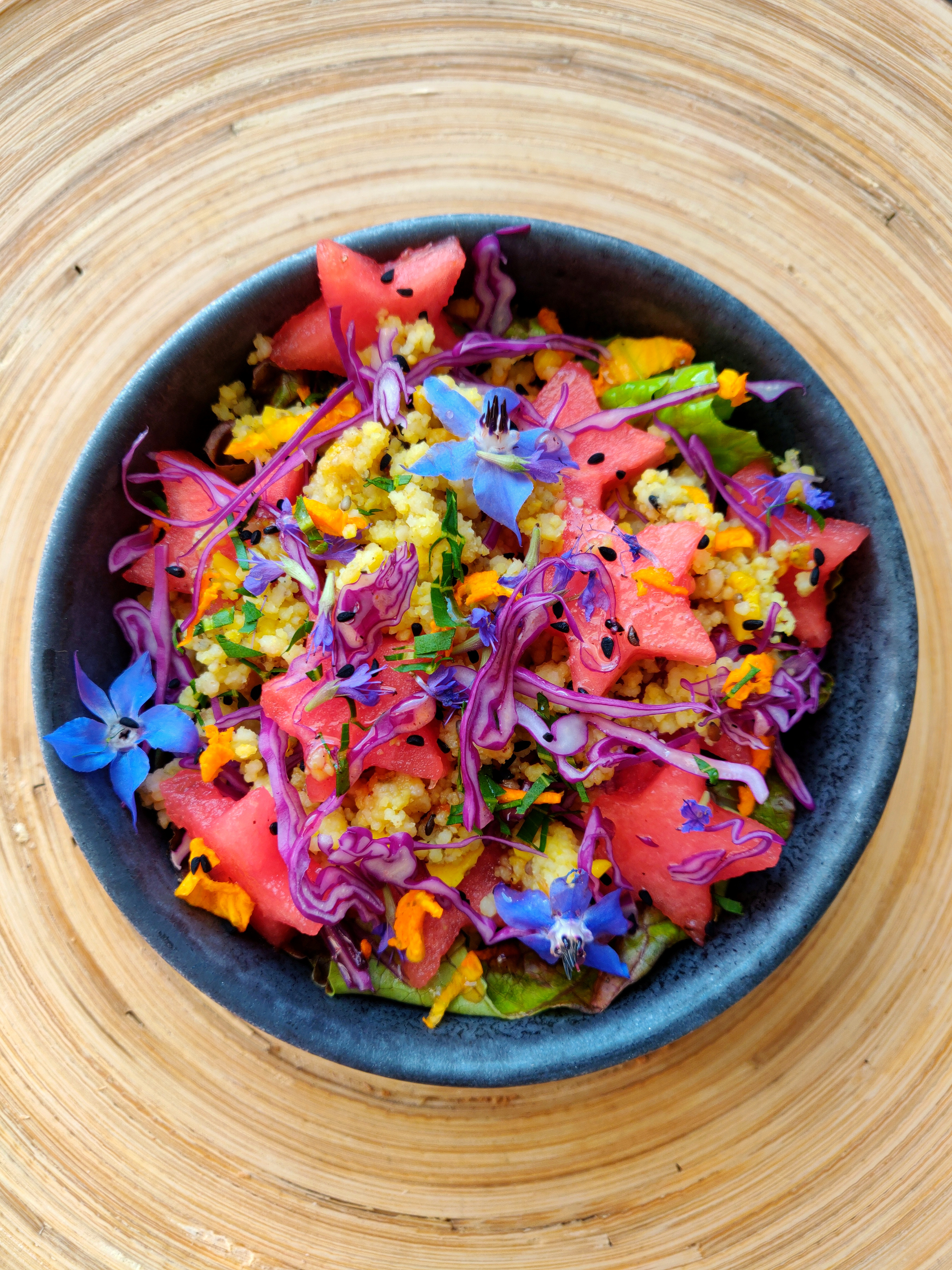 Salade colorée à la pastèque, au chou rouge et aux fleurs comestibles
