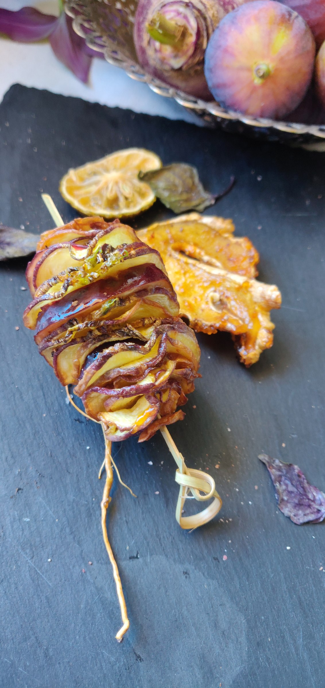 Brochettes végétales dressées sur ardoise avec des figues