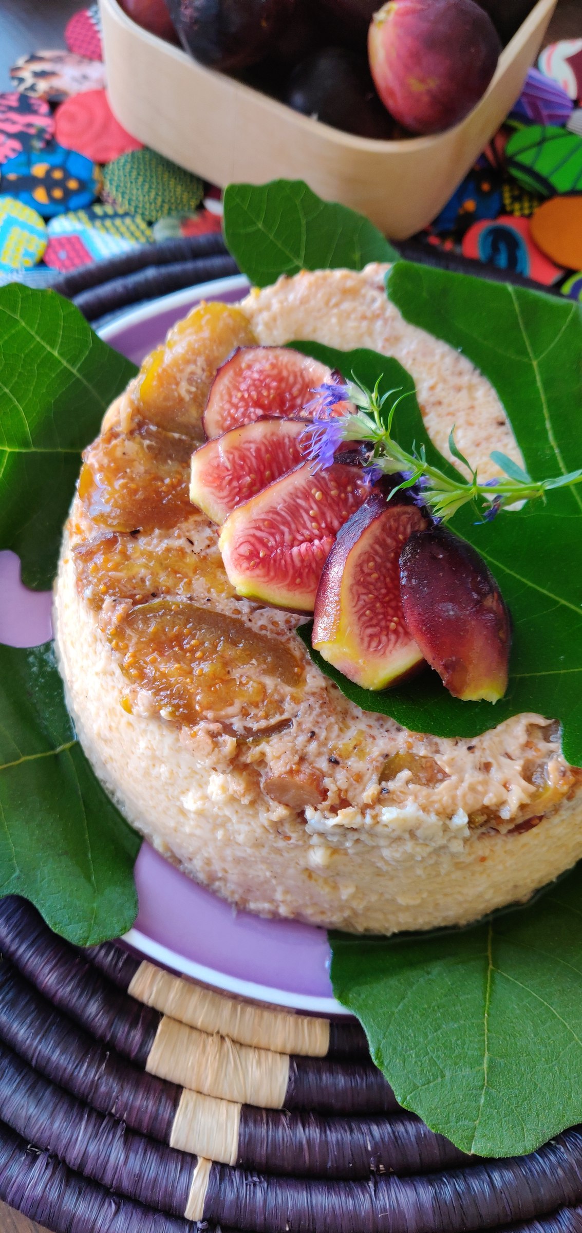 Gâteau aux figues présenté sur une assiette violette