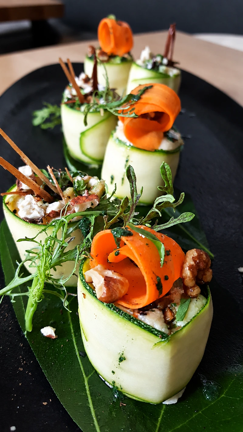 Roulés de courgette garnis de légumes, de noix et de rubans de carotte