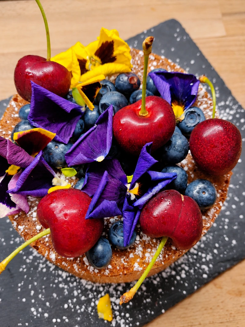 Tarte aux fruits rouges, myrtilles et fleurs comestibles