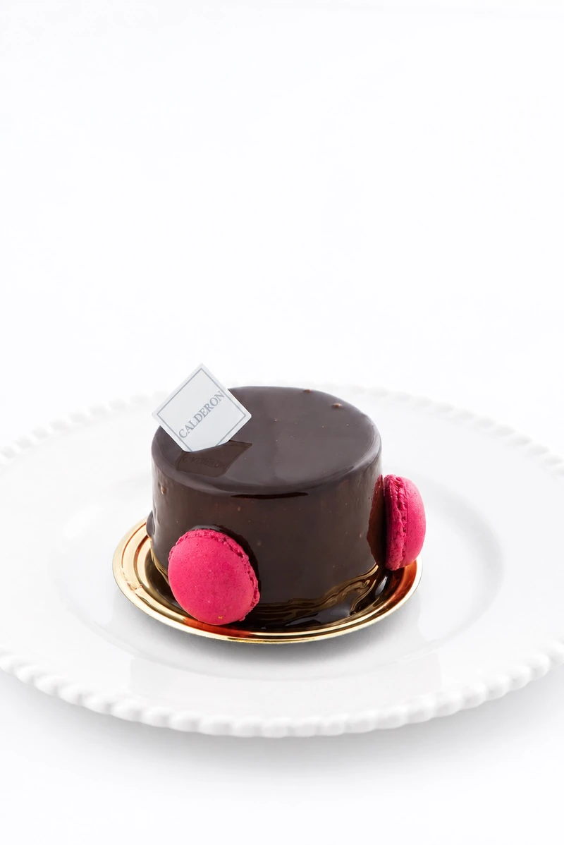 Entremets au chocolat décoré de macarons roses Calderon