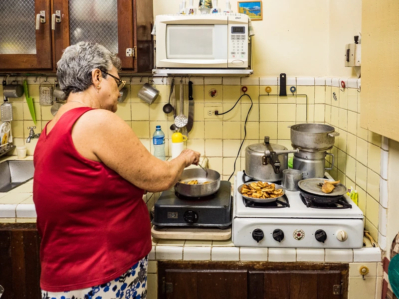 Grand-mère cuisinant chez l’habitant à Trinidad à Cuba