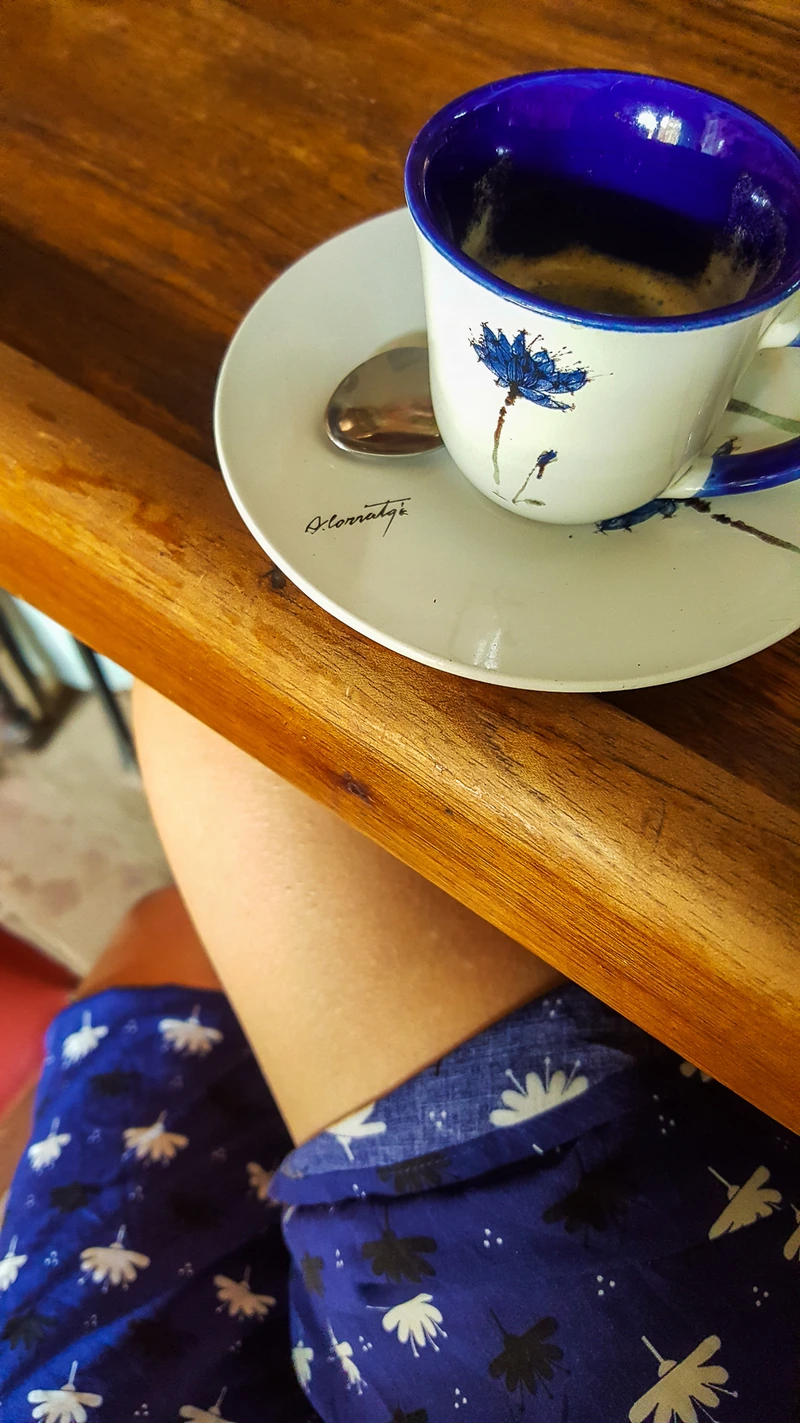Café et robe aux motifs assortis à Trinidad à Cuba
