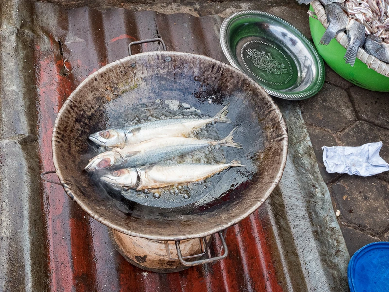 Bassine devant une tôle marquée par les fritures à Kigali au Rwanda