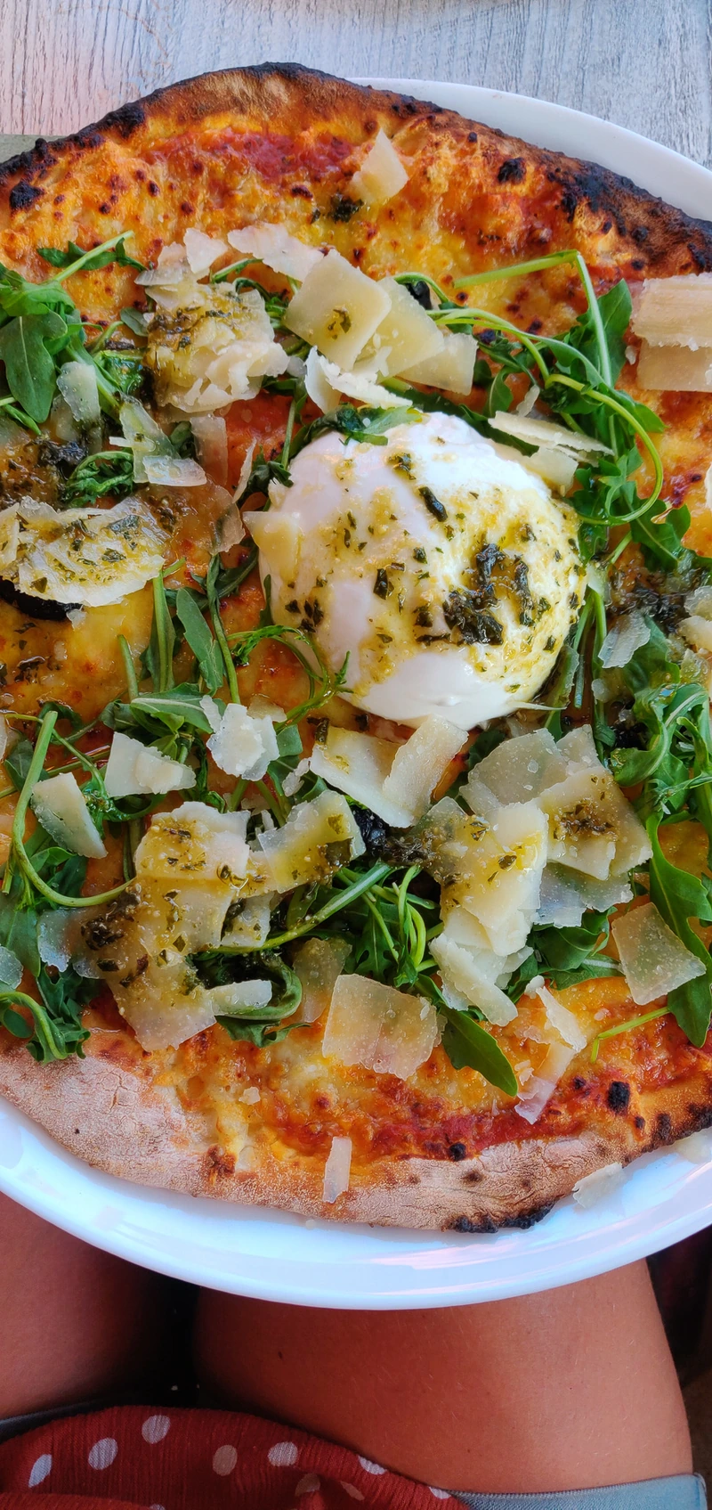 Pizza fine et croustillante dégustée à Rome