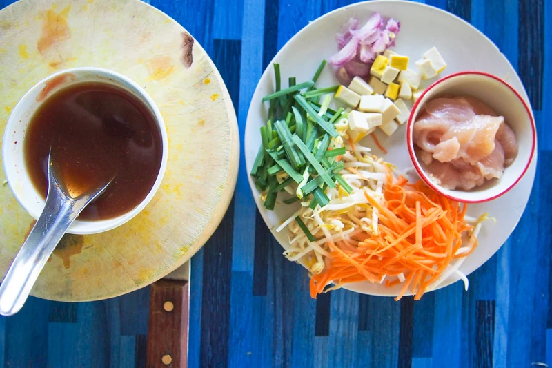 Ingrédients disposés dans des bols avant un cours de cuisine thaïlandaise à Chiang Mai