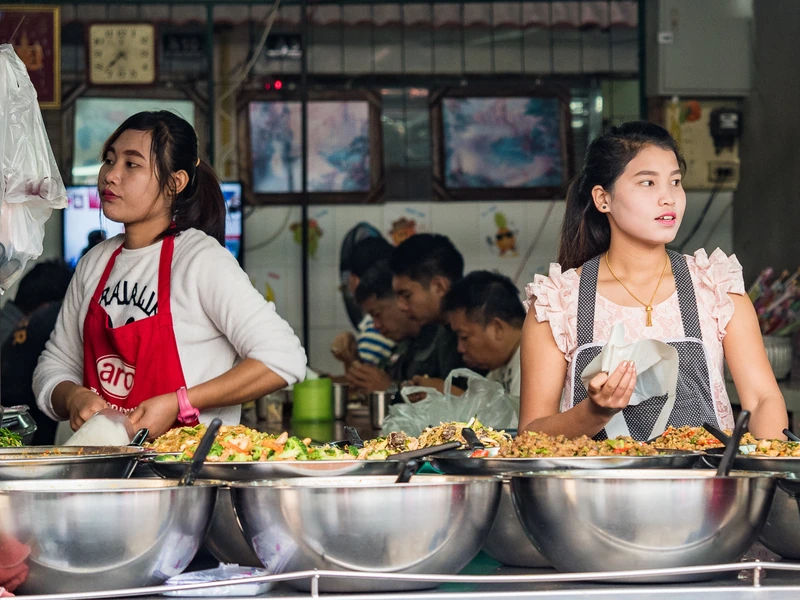 Marché matinal se mettant en route à Chiang Mai en Thaïlande