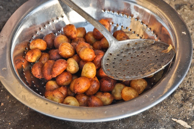 Boulettes de banane plantain après friture près de Malabo