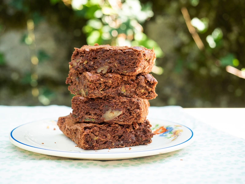 Brownies au chocolat et aux noix empilés en extérieur