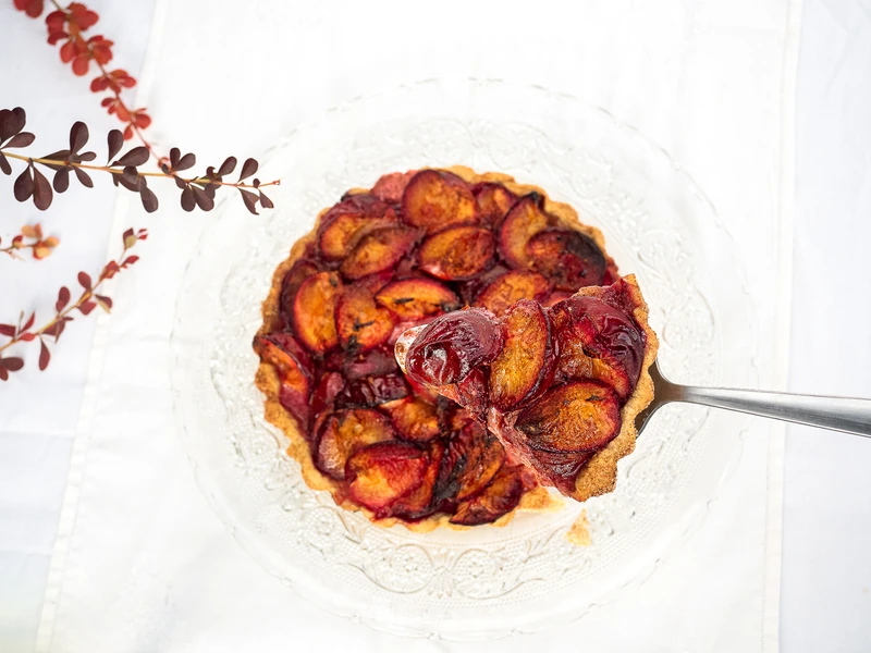 Tarte aux prunes servie à la cuillère
