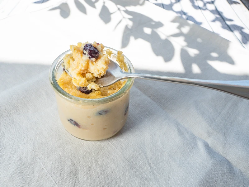 Dessert crémeux aux raisins servi dans un petit pot