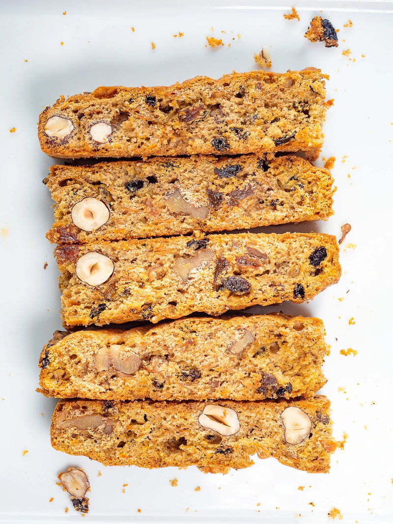 Tranches de cake aux fruits secs et aux noisettes