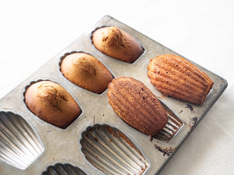 Madeleines dorées dans leur moule de cuisson