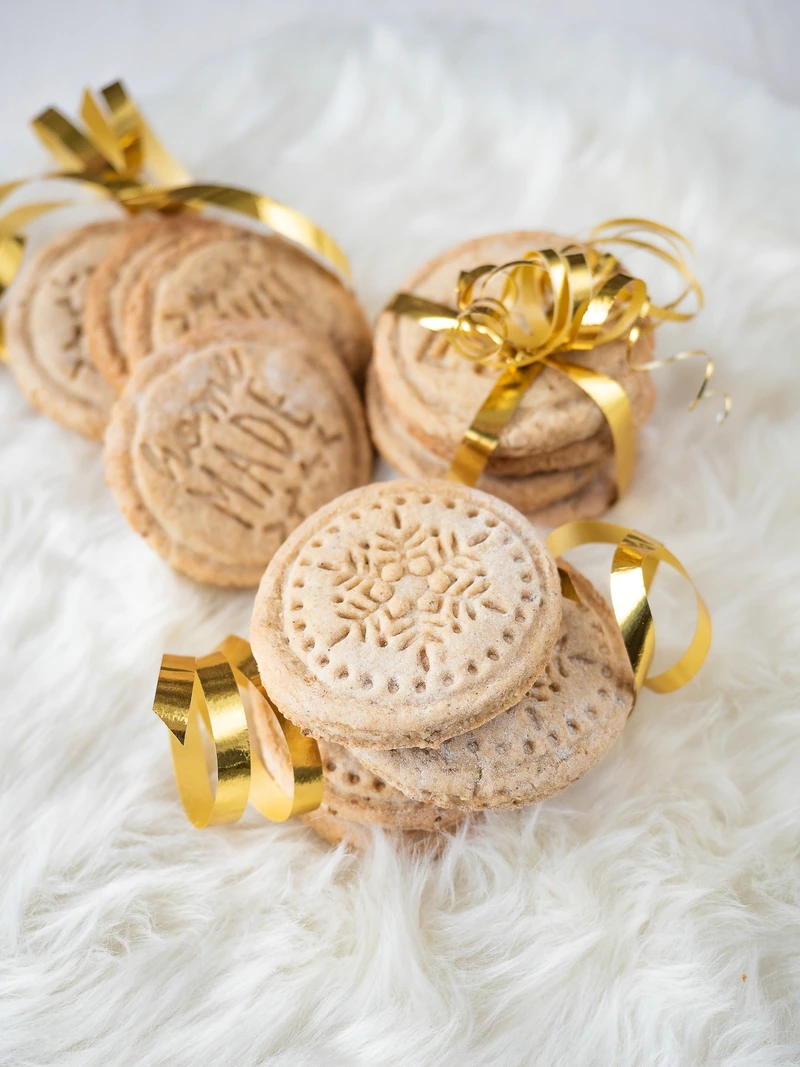 Biscuits sablés décorés de rubans dorés
