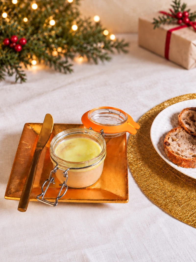 Terrine festive en bocal servie avec des tranches de pain