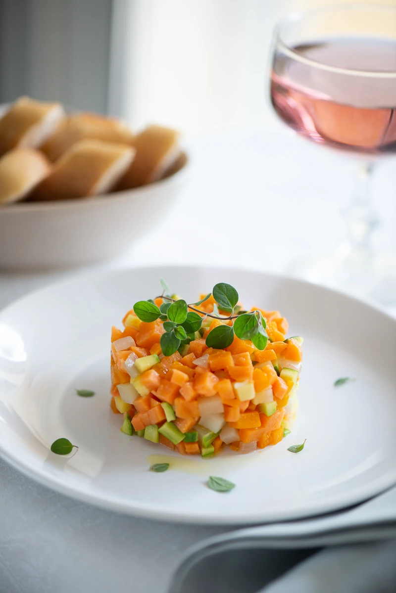 Assiette de légumes finement dressée