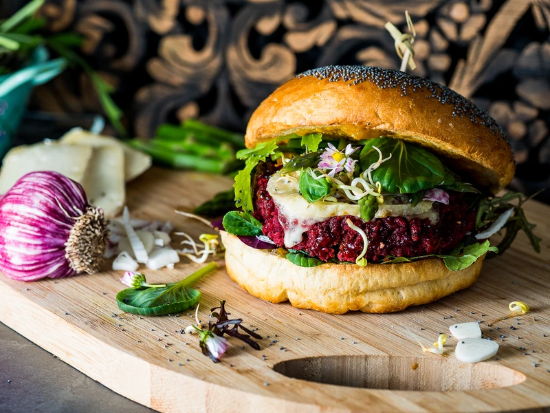 Burger végétal maison, steak de betterave, fromage fondant et jeunes pousses