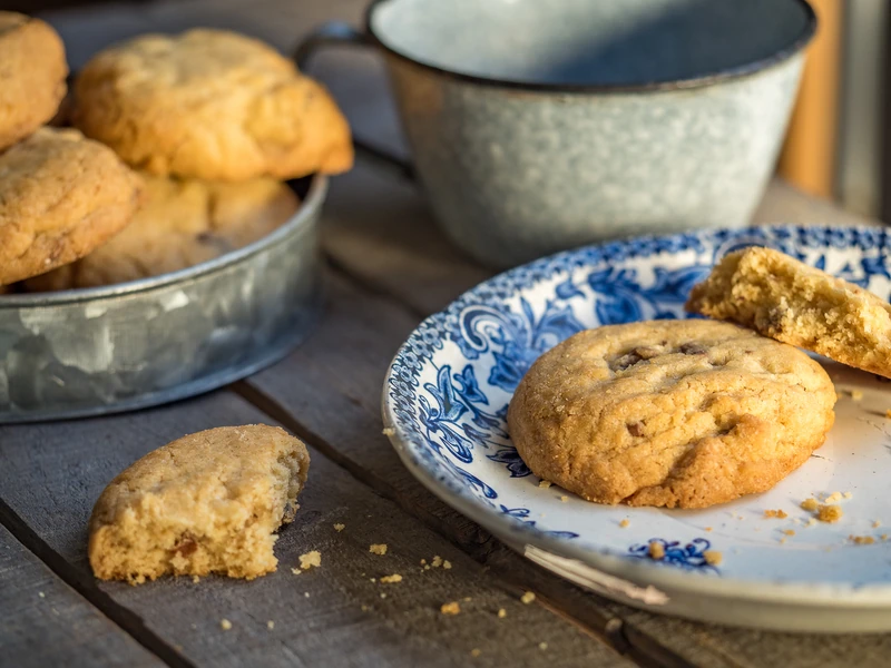 Cookies maison présentés avec une vaisselle bleue