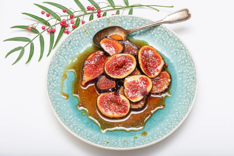 Composition de figues en lumière naturelle