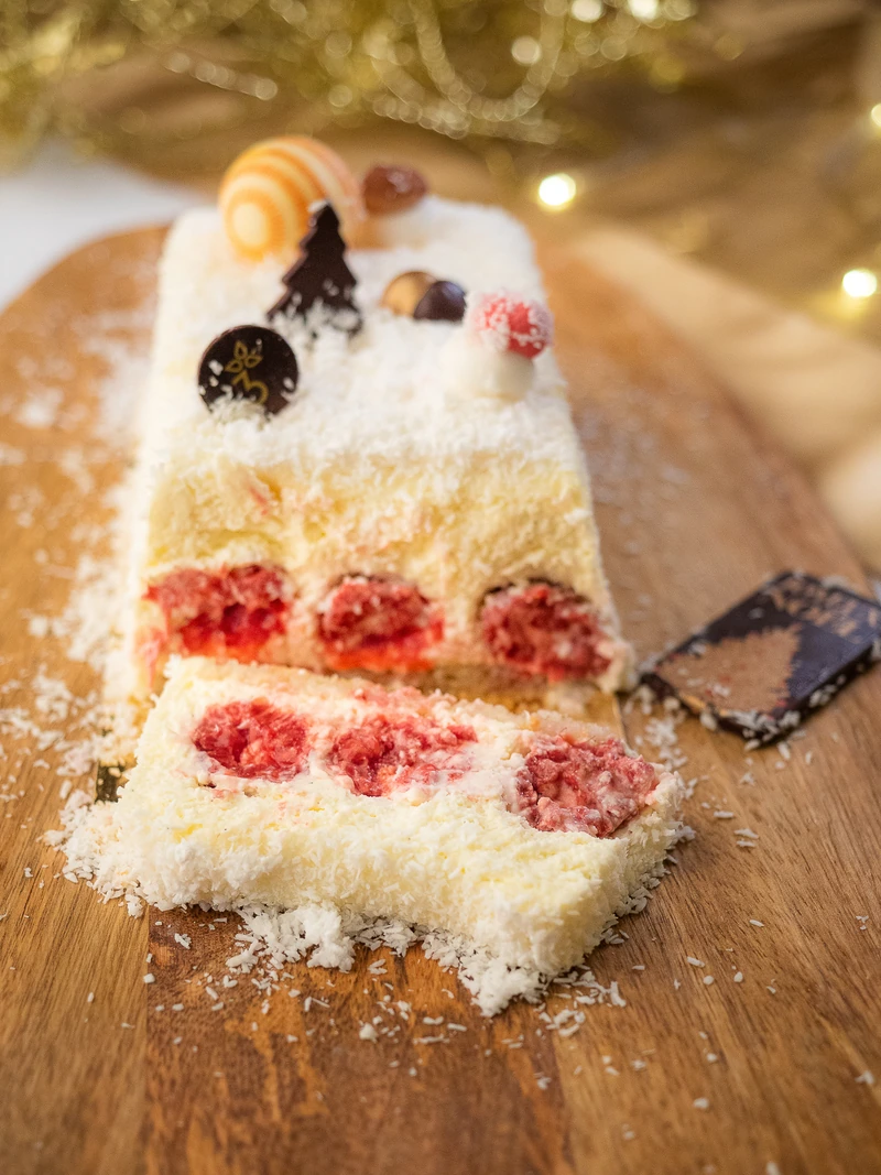 Bûche de Noël à la noix de coco et aux fruits rouges