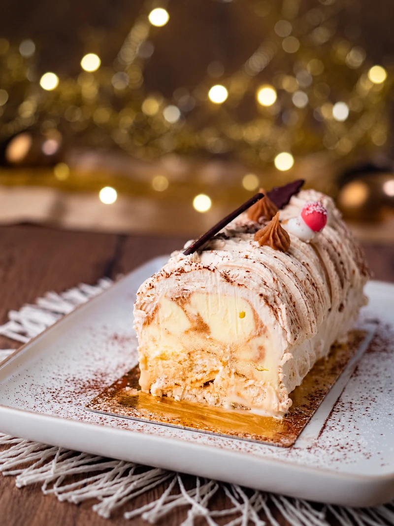 Bûche glacée photographiée dans une ambiance de fête
