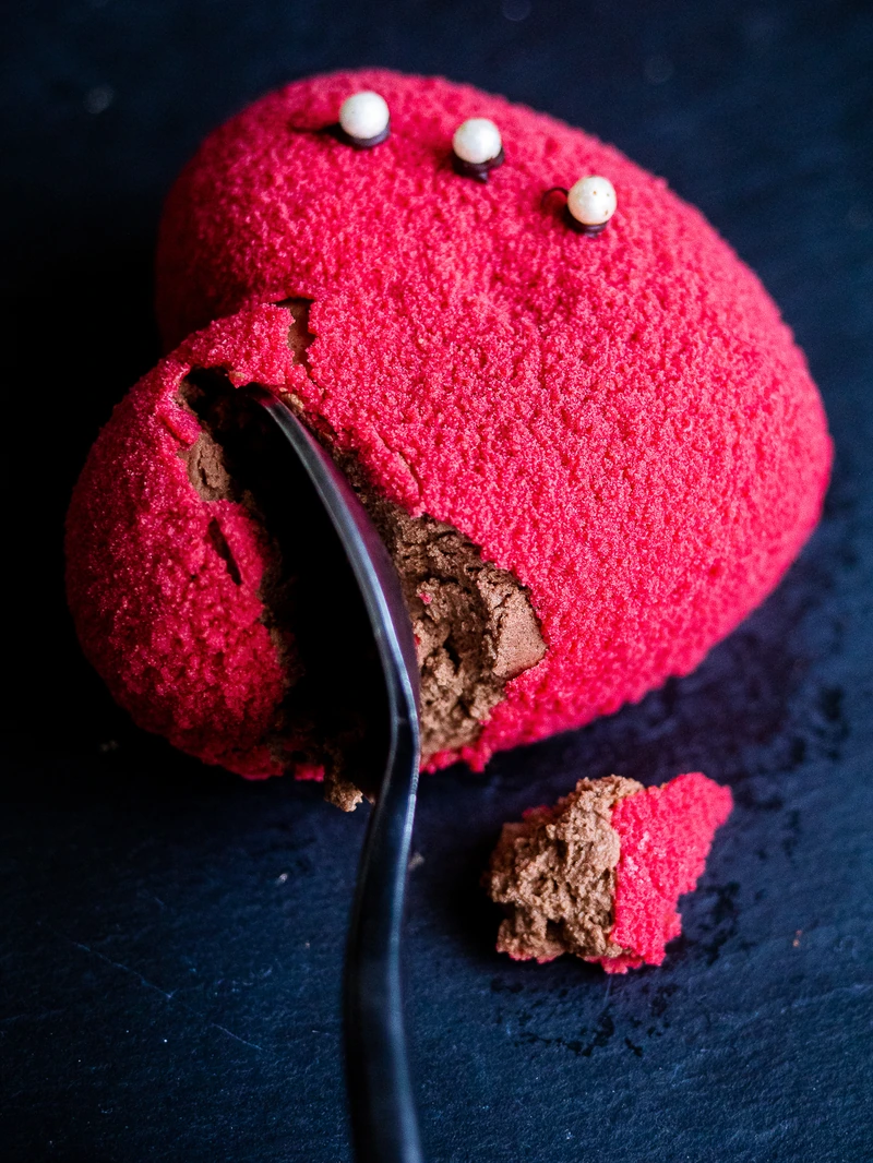 Dessert cœur rose ouvert sur fond bleu nuit