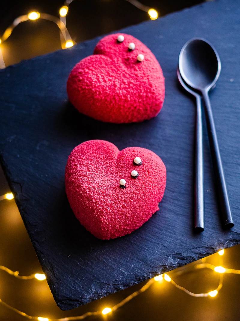Deux desserts cœur roses dans une ambiance festive