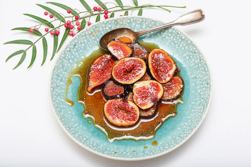 Figues caramélisées dressées sur une assiette turquoise