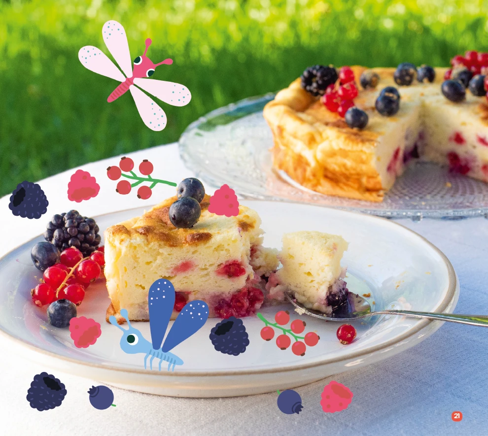 Photographie du gâteau aux fruits rouges intégrée à une composition éditoriale avec des illustrations de fruits et d’une libellule